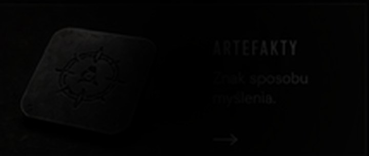 Metalowy artefakt ze znakiem